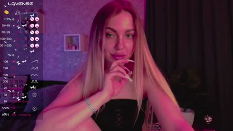 Snapshot of holly_molly8 chatting on January 28, 10:45 pm holly_molly8 online show from January 28, 10:45 pm