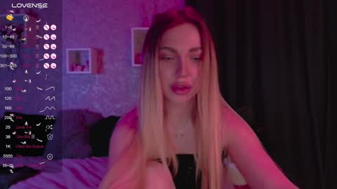 Snapshot of holly_molly8 chatting on February 6, 11:15 pm holly_molly8 online show from February 6, 11:15 pm