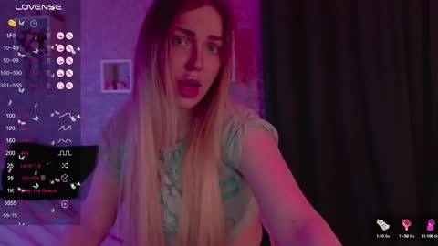 Snapshot of holly_molly8 chatting on February 8, 3:19 am holly_molly8 online show from February 8, 3:19 am