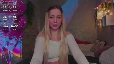 Snapshot of holly_molly8 chatting on April 25, 6:16 pm holly_molly8 online show from April 25, 6:16 pm
