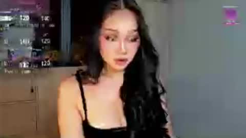 Snapshot of holly_preciousxx chatting on June 28, 1:11 am Hi Im Precious online show from June 28, 1:11 am