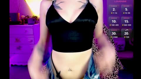 Snapshot of hollydiamond_ chatting on December 16, 12:16 pm Holly online show from December 16, 12:16 pm