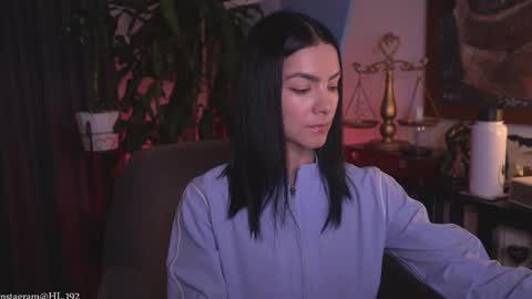 Holly Linder online show from March 26, 1:44 am