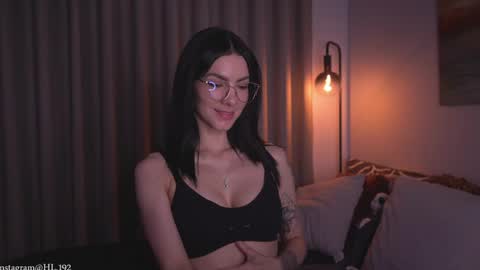 Holly Linder online show from April 9, 5:07 am