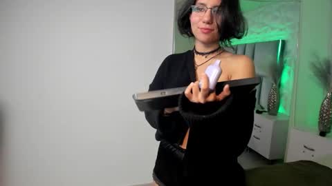 hollypeach_ online show from November 13, 8:52 pm