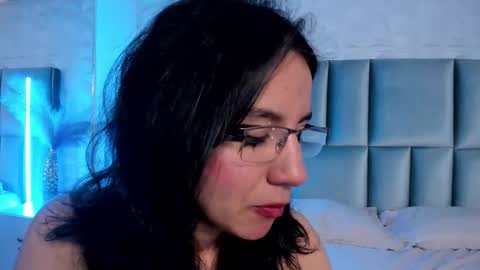 hollypeach_ online show from February 12, 8:04 pm