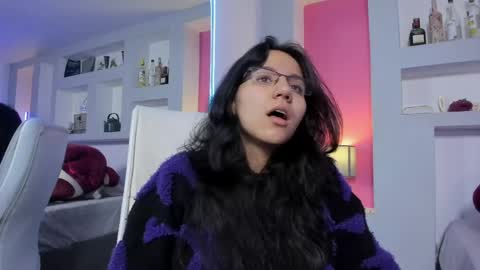 hollypeach_ online show from April 3, 1:20 pm