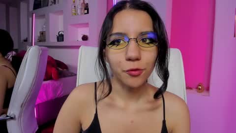 hollypeach_ online show from April 12, 5:51 pm