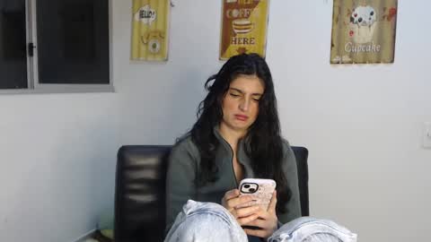 Snapshot of hollyshit_ chatting on March 1, 1:22 am hollyshit_ online show from March 1, 1:22 am
