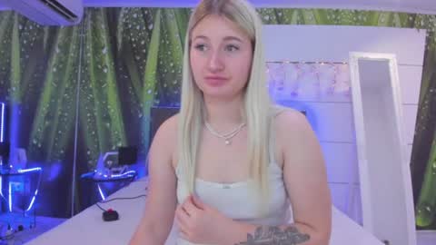 Snapshot of hollytaillor chatting on July 5, 5:36 am HollyTaillor online show from July 5, 5:36 am