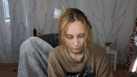 Snapshot of hollyy_pollyyyy chatting on August 8, 2:25 am Polly online show from August 8, 2:25 am