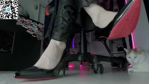Snapshot of holy_mistresss chatting on July 1, 7:43 am holy_mistresss online show from July 1, 7:43 am