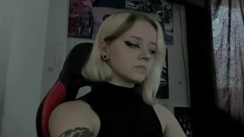 Snapshot of holy_mistresss chatting on July 6, 7:27 am holy_mistresss online show from July 6, 7:27 am
