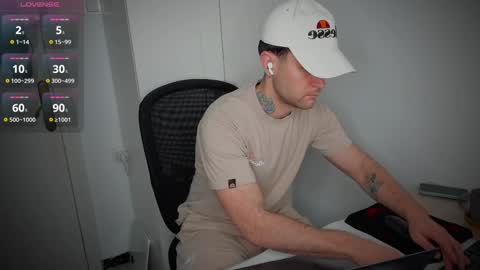 Snapshot of honestandrew chatting on April 2, 3:59 am Andrew online show from April 2, 3:59 am
