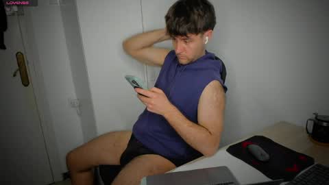 Snapshot of honestandrew chatting on April 7, 8:09 pm Andrew online show from April 7, 8:09 pm
