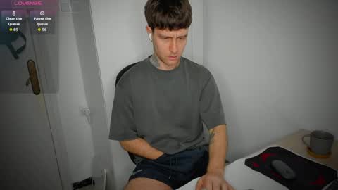 Snapshot of honestandrew chatting on April 11, 6:51 am Andrew online show from April 11, 6:51 am