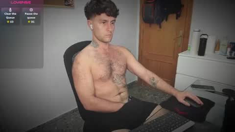 Snapshot of honestandrew chatting on August 3, 6:22 pm Andrew online show from August 3, 6:22 pm