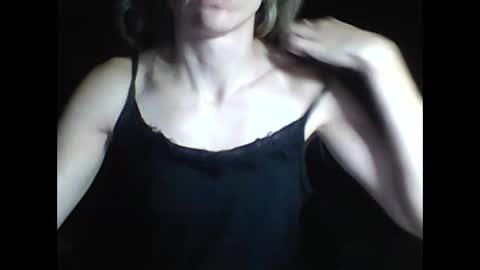 Snapshot of honey0bunny35 chatting on December 17, 8:10 pm honey0bunny35 online show from December 17, 8:10 pm