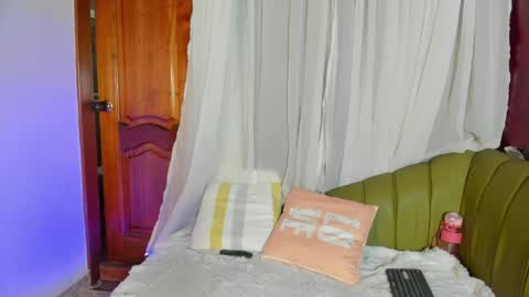Snapshot of honey__monroe chatting on April 27, 12:30 am honey monroe online show from April 27, 12:30 am