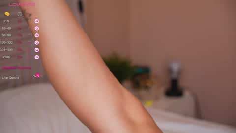 Snapshot of honey_buunny chatting on June 2, 10:17 am Kristina online show from June 2, 10:17 am