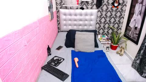 Snapshot of honey_channe chatting on December 19, 6:45 am honey_channe online show from December 19, 6:45 am