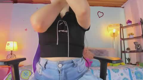 Snapshot of honey_fox01 chatting on December 9, 6:35 pm HONEY online show from December 9, 6:35 pm