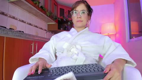 Snapshot of honey_fox01 chatting on January 9, 7:21 am HONEY online show from January 9, 7:21 am