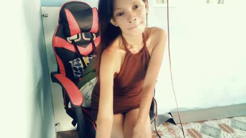 Snapshot of honey_mollyxx chatting on June 22, 11:24 pm honey_mollyxx online show from June 22, 11:24 pm