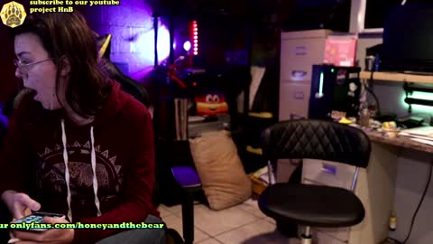 Honey and Bear online show from December 30, 3:36 am