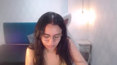 Snapshot of honeybuu_ chatting on March 12, 4:13 pm Emily online show from March 12, 4:13 pm