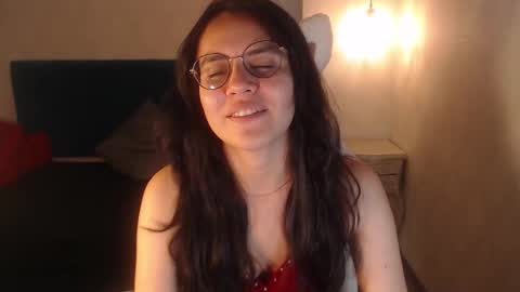 Snapshot of honeybuu_ chatting on March 16, 4:33 pm Emily online show from March 16, 4:33 pm