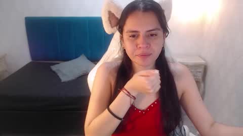 Snapshot of honeybuu_ chatting on March 18, 4:59 am Emily online show from March 18, 4:59 am