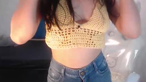 Snapshot of honeybuu_ chatting on March 18, 5:05 pm Emily online show from March 18, 5:05 pm