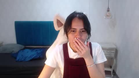 Snapshot of honeybuu_ chatting on March 19, 6:12 pm Emily online show from March 19, 6:12 pm