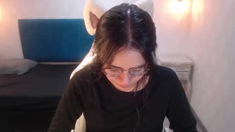 Snapshot of honeybuu_ chatting on March 21, 5:38 pm Emily online show from March 21, 5:38 pm