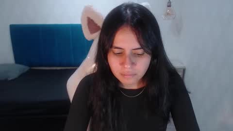 Snapshot of honeybuu_ chatting on March 22, 6:33 pm Emily online show from March 22, 6:33 pm