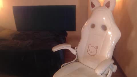 Snapshot of honeybuu_ chatting on March 25, 5:52 pm Emily online show from March 25, 5:52 pm