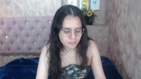 Snapshot of honeybuu_ chatting on April 9, 3:39 pm Emily online show from April 9, 3:39 pm