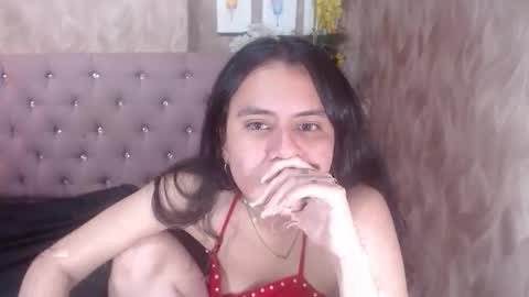 Snapshot of honeybuu_ chatting on April 18, 4:11 pm Emily online show from April 18, 4:11 pm