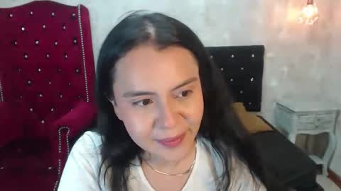 Snapshot of honeybuu_ chatting on April 22, 3:02 pm Emily online show from April 22, 3:02 pm