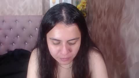 Snapshot of honeybuu_ chatting on April 23, 2:52 pm Emily online show from April 23, 2:52 pm
