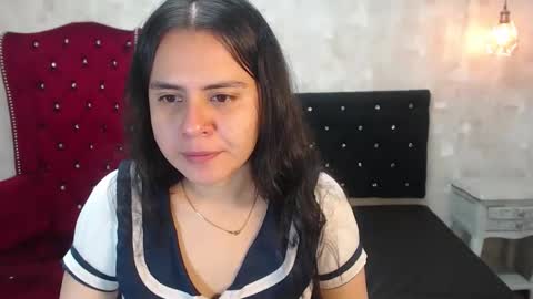 Snapshot of honeybuu_ chatting on April 24, 2:41 pm Emily online show from April 24, 2:41 pm