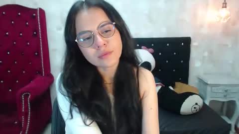 Snapshot of honeybuu_ chatting on May 2, 2:55 pm Emily online show from May 2, 2:55 pm