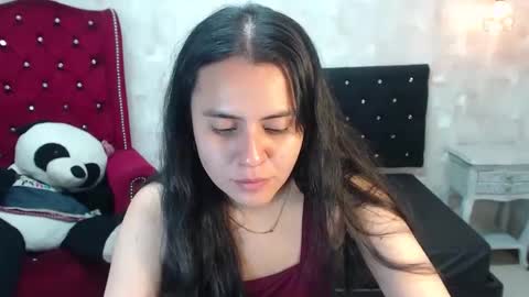 Snapshot of honeybuu_ chatting on May 6, 3:17 pm Emily online show from May 6, 3:17 pm
