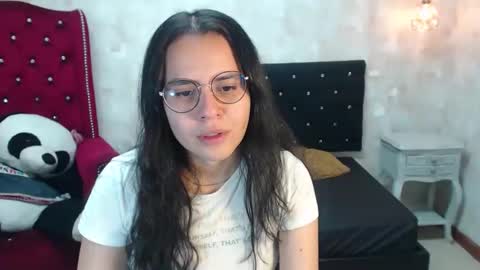 Snapshot of honeybuu_ chatting on May 7, 3:28 pm Emily online show from May 7, 3:28 pm