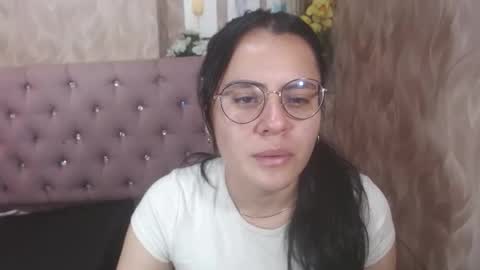 Snapshot of honeybuu_ chatting on May 26, 2:57 pm Emily online show from May 26, 2:57 pm