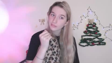 Snapshot of honeyveil chatting on January 10, 12:18 pm honeyveil online show from January 10, 12:18 pm