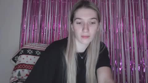 Snapshot of honeyveil chatting on February 18, 1:07 pm honeyveil online show from February 18, 1:07 pm