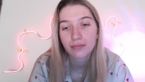 Snapshot of honeyveil chatting on April 2, 10:57 am honeyveil online show from April 2, 10:57 am