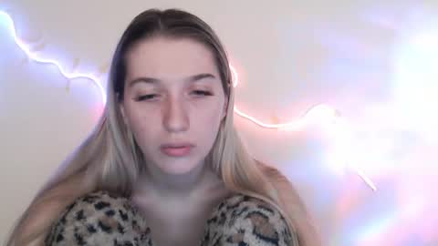 Snapshot of honeyveil chatting on April 17, 1:58 pm honeyveil online show from April 17, 1:58 pm